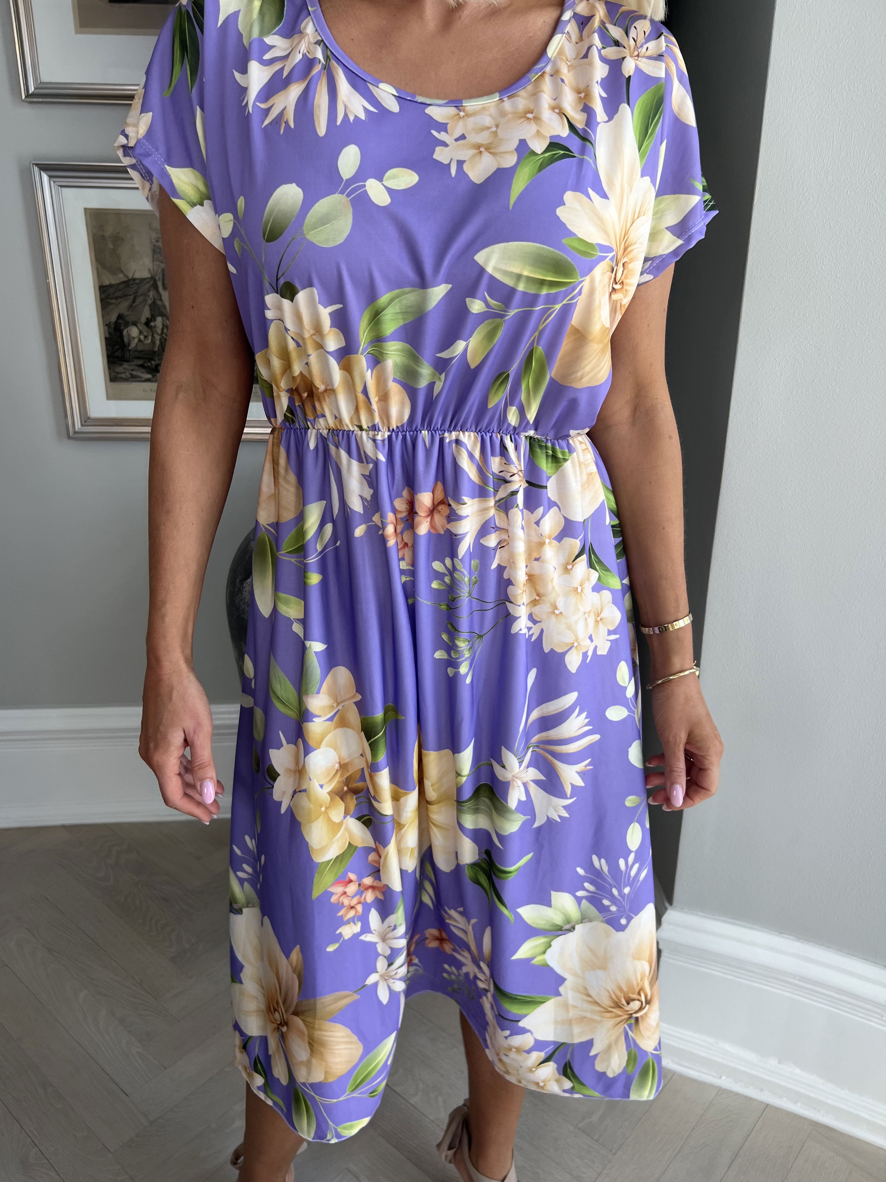 Aija - Sød blomstret kjole med elastik i taljen